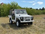 un camion blanc garé dans l'herbe