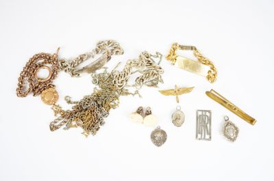 beaucoup de bijoux posés sur la table