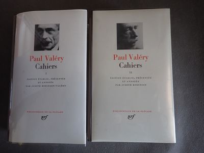 deux livres posés sur une table, sur fond noir