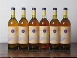 six bouteilles de vin sont alignées sur une table en bois