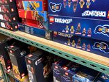 de nombreuses boîtes de Lego sur les étagères du magasin