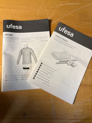 deux manuels posés sur une table, à côté d'une tasse de café