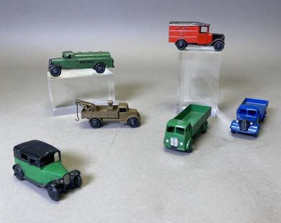 quatre petites voitures posées sur une table