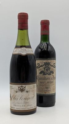 deux bouteilles de vin sont posées l'une à côté de l'autre sur une surface blanche