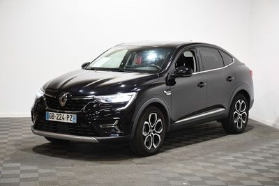 le 4x4 noir est garé sur le sol en damier d'une pièce