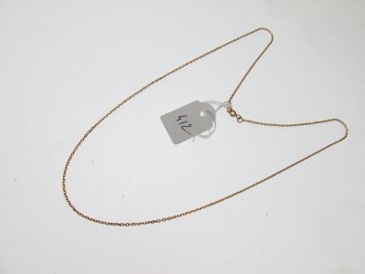 Gros plan sur un collier portant une étiquette