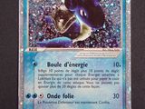 un gros plan d'une carte Pokémon sur fond bleu