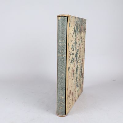 un livre posé sur une table