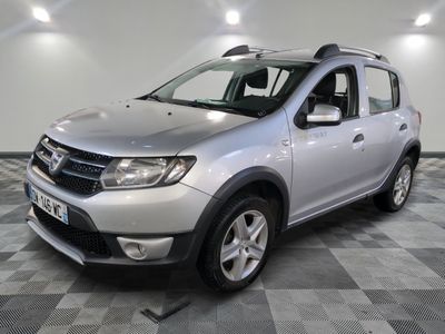 une photo d'une Dacia argentée garée dans un garage