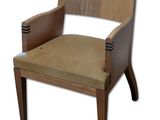 une chaise en bois avec une assise beige sur fond blanc