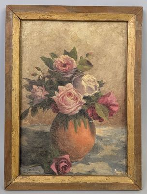 peinture représentant des roses dans un vase posé sur une table, sur fond bleu