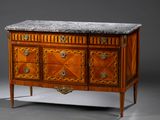 une commode ancienne avec un plateau en marbre et des tiroirs