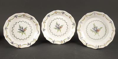 trois assiettes à motifs floraux posées sur une table
