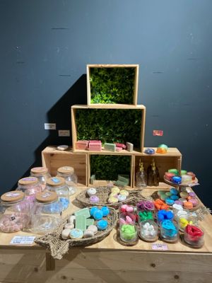 une table sur laquelle se trouvent de nombreux objets différents
