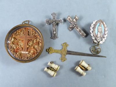 beaucoup d'objets religieux sur la table