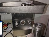 un évier en métal équipé d'un robinet en métal, dans une cuisine