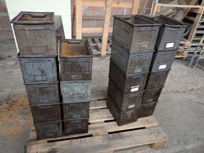 trois cartons empilés les uns sur les autres sur une palette