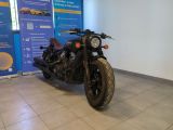 une moto garée dans un bâtiment
