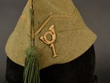 une image représentant un chapeau militaire orné d'un pompon