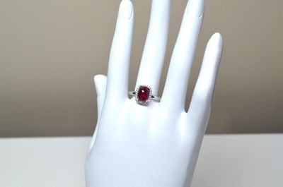 Une bague en argent sertie d'un rubis cabochon ovale d'un po…