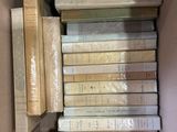 beaucoup de livres dans une boîte posée sur le sol