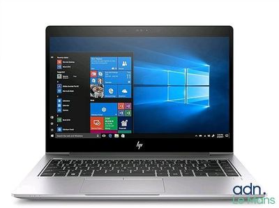l'ordinateur portable est ouvert sur une surface blanche avec des fenêtres sur l'écran