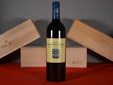 une bouteille de vin posée sur une table