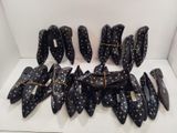 plusieurs paires de chaussures à pois noirs et blancs posées sur une surface blanche