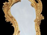 un miroir posé sur une surface noire