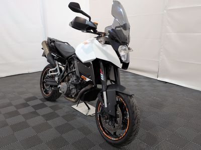 une moto qui est garée dans une pièce dont le sol est en damier