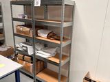 une pièce avec beaucoup d'étagères et de cartons par terre