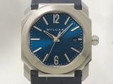 une montre avec un cadran bleu et un bracelet en cuir noir