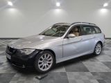 une photo d'un break BMW argenté garé dans un garage