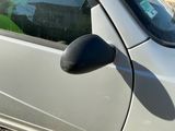 une voiture sur le flanc de laquelle est collé un autocollant