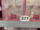trois verres à vin dans les boîtes roses posées sur l'étagère