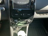 un tableau de bord de voiture équipé d'une radio et d'un volant