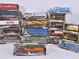 beaucoup de petits trains et de petits camions dans une vitrine