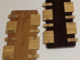 deux morceaux de bois portant des chiffres, posés sur une table