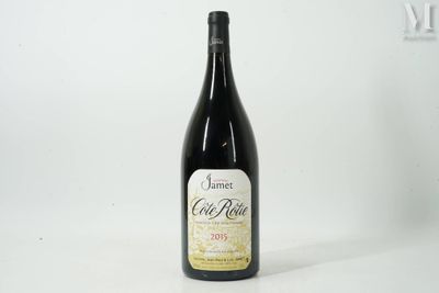 une bouteille de vin posée sur une table