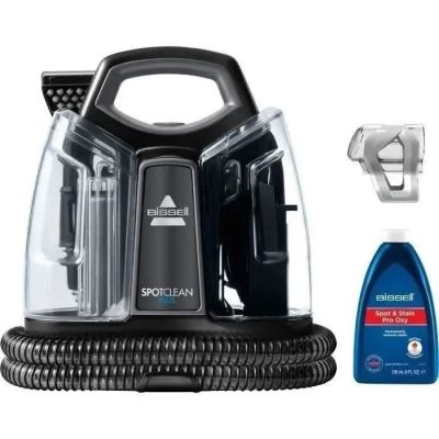 Le cuiseur vapeur Black & Decker se trouve à côté d'un flacon de produit nettoyant et d'un flacon de liquide.
