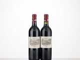 deux bouteilles de vin posées sur une table l'une à côté de l'autre