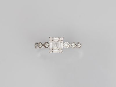 une bague en émeraude et diamant