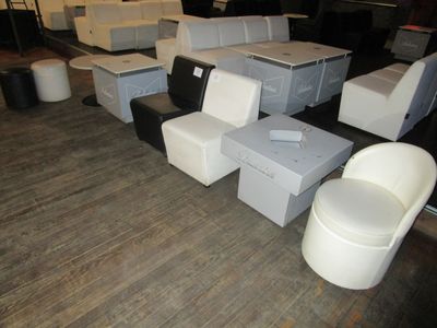 de nombreuses chaises et tables blanches et noires dans une pièce
