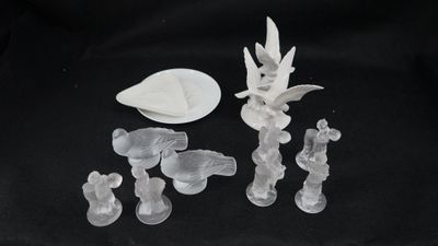 Un ensemble de verrerie comprenant deux sujets animaliers au…