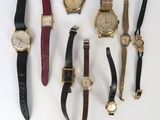 plusieurs types de montres sont présentés sur une surface blanche