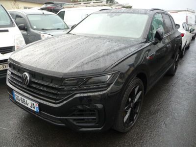 Le SUV Volkswagen noir est garé sur un parking, à côté d'autres voitures.
