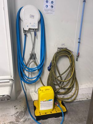 un tuyau jaune et bleu près d'un mur blanc