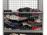 une cage métallique sur laquelle sont empilés de nombreux vêtements