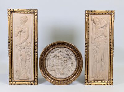 deux cadres dorés sur lesquels figurent les portraits d'une femme et d'un homme