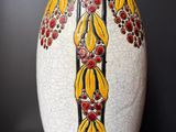 un vase orné d'un motif posé sur une table